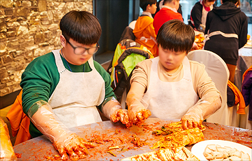 친구들의 김장김치 담그기 도전!