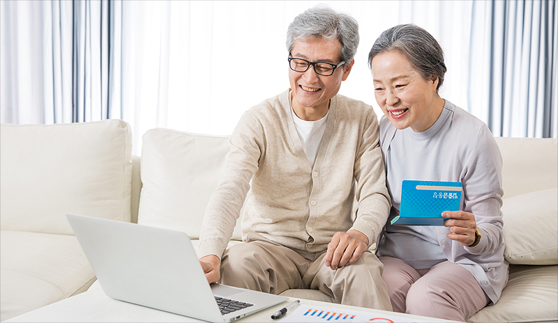 통장을 바라보는 노부부