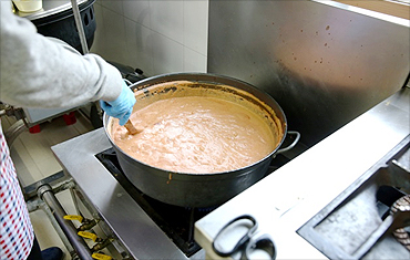 '청년컵밥'에서 만든 인도음식으로 맛있는 점심식사