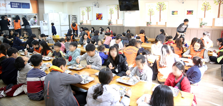 '청년컵밥'에서 만든 인도음식으로 맛있는 점심식사