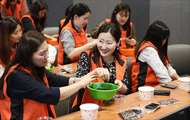 업무를 마치고 회의실에 모여 커피찌꺼기 화분 만들기에 참가한 고객센터1 희망체인봉사단이 화분을 만드는 사진