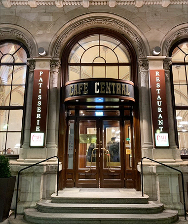 커피 하우스의 특징인 레드 벨벳 의자와 화려한 샹들리에로 장식된 Cafe Central