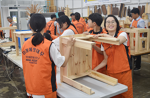 청주새날학교에 기부할 책상과 의자, 그리고 책장 완성품 사진