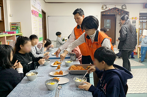 손수 만든 만두를 이용한 떡만둣국 배식과 뒷정리를 하는 신입사원들 사진