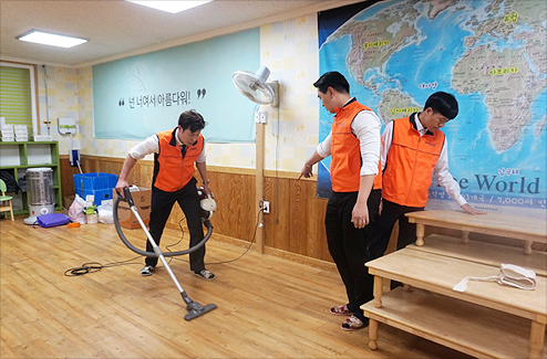 손수 만든 만두를 이용한 떡만둣국 배식과 뒷정리를 하는 신입사원들 사진