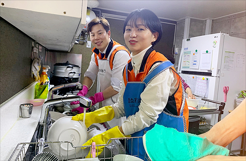 손수 만든 만두를 이용한 떡만둣국 배식과 뒷정리를 하는 신입사원들 사진