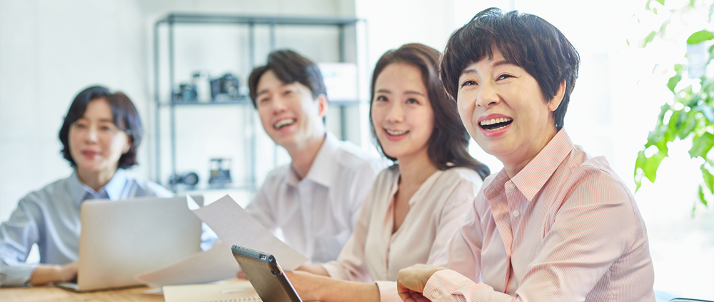 경력단절 여성들이 강의를 듣는 사진