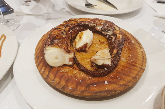 미식의 나라라는 이미지를 새긴 스페인에서 맛본 문어 요리 사진