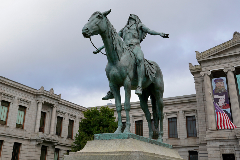 보스턴 미술관(Museum of Fine Arts, Boston) 외부 인디언 동상 사진(1)
