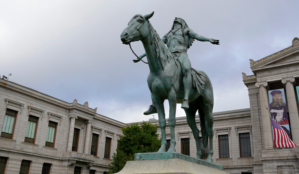 보스턴 미술관(Museum of Fine Arts, Boston) 외부 인디언 동상 사진(2)