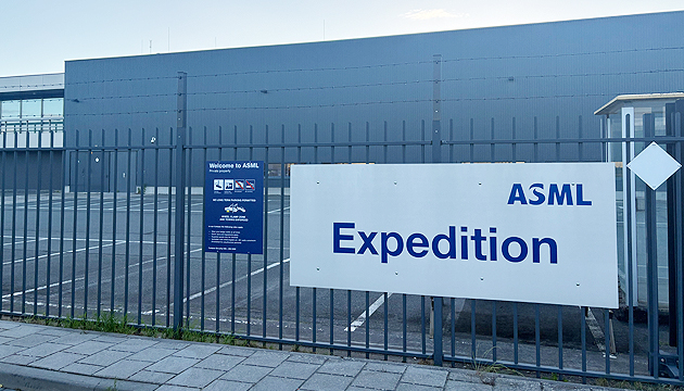 ASML Expedition 표지판이 설치된 건물 외부 전경 사진