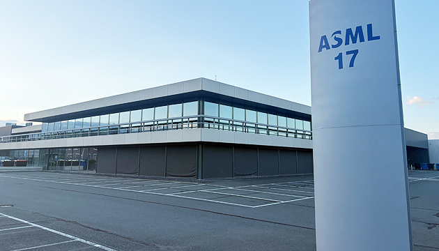 ASML 17 표지판과 ASML 건물 전경이 보이는 사진
