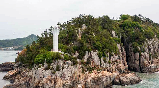 애도(쑥섬) 성화등대와 해안절벽 사진