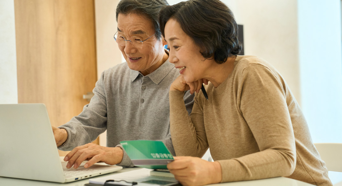 통장을 보고있는 노부부