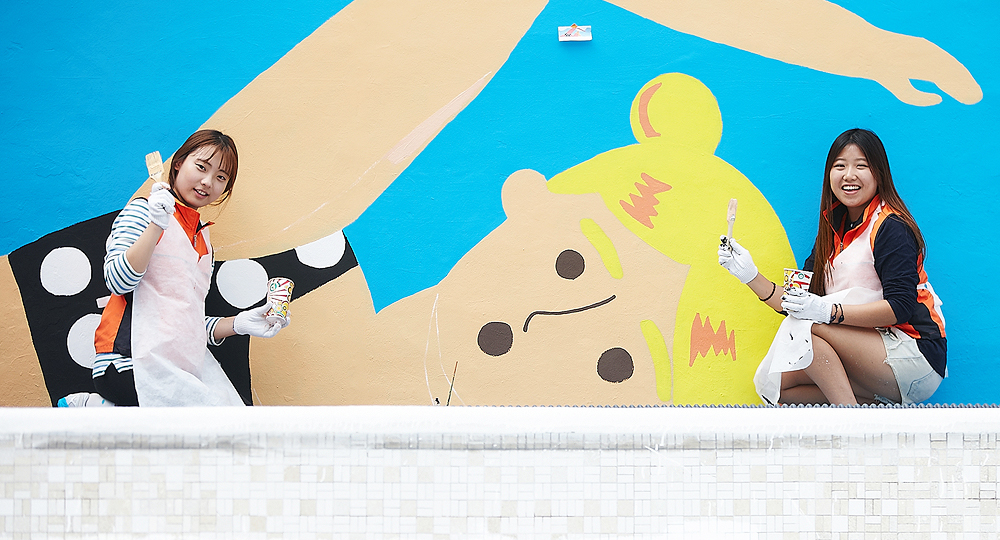 수영하는 여인의 벽화를 그리는 사진