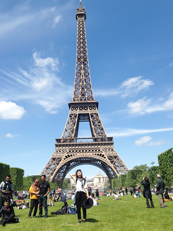 에펠탑 앞 광장에서 찍은 사진