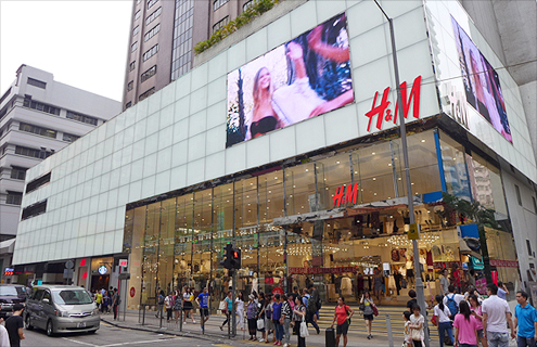 H&M 매장 전경 사진