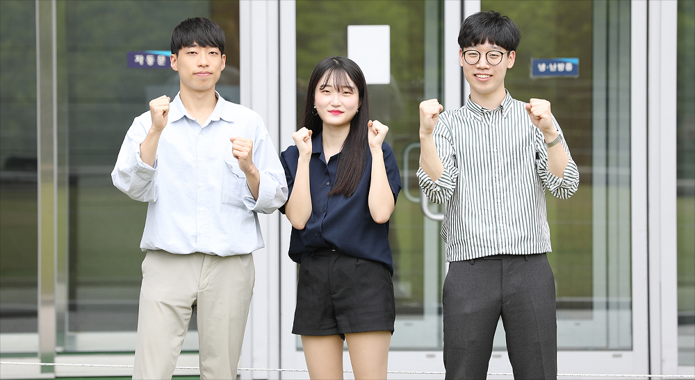 김홍희, 이현경, 채경철 학생들의 단체사진 2