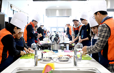 미래에셋대우 임직원과 아이들이 함께 한 러시아 요리 만들기