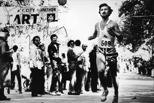  뉴발란스 320을 신고 1975년 뉴욕마라톤을 우승 한 톰 플레밍
