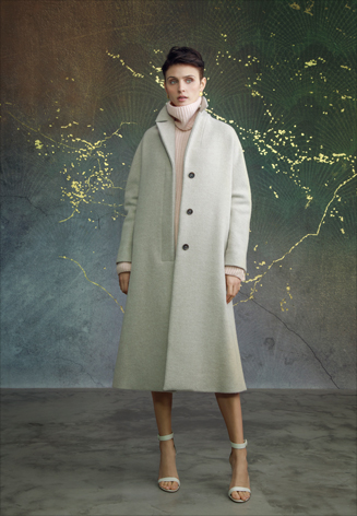 캐시미어 코트를 입고 있는 모델 사진