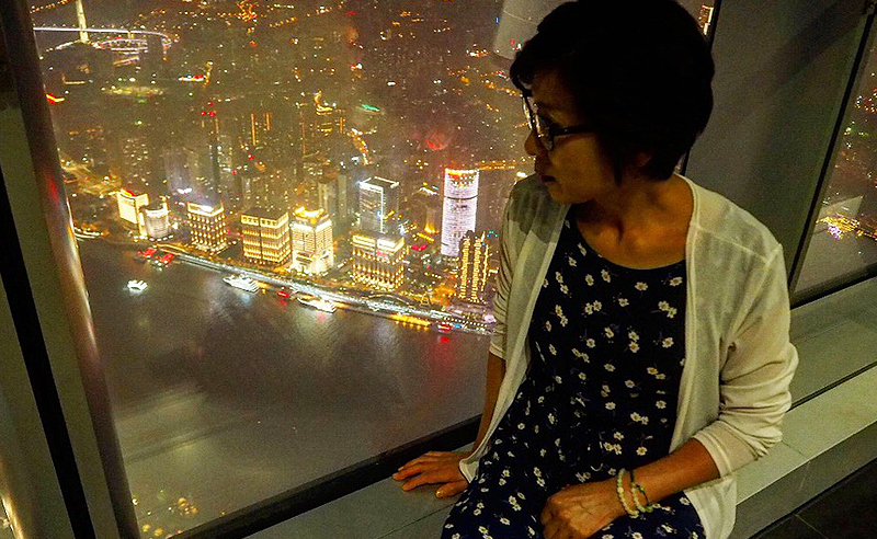 상하이이 아름다운 야경을 감상하는 모습 사진