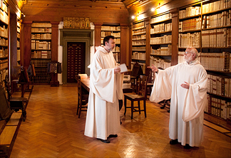 카말돌리 수도사가 도서관에서 이야기 나누는 사진