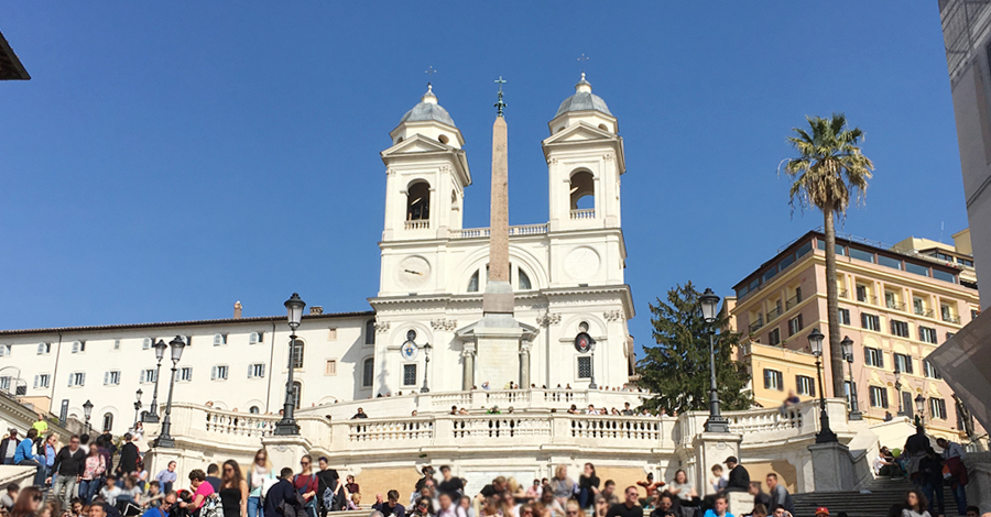 영화 <로마의 휴일>에서 오드리 햅번이 아이스크림 먹는 장면으로 유명해진 '스페인 광장' 사진