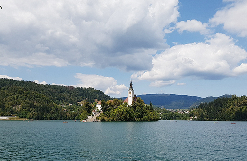 아득히 보이는 슬로베니아의 블레드 성 사진