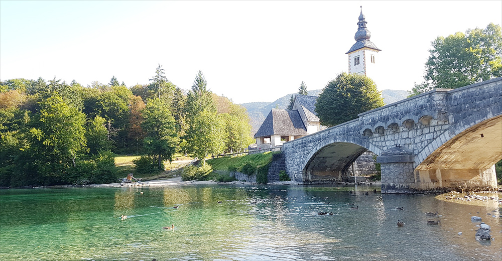고요한 풍경에 오롯이 젖어들 수 있는 슬로베니아 보히니 호수 사진