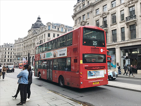 런던의 이층 버스 사진