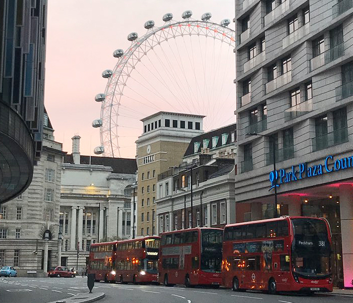 런던의 상징인 런던아이와 빨간 이층버스 사진
