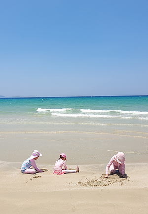 해변에서 즐거운 물놀이에 빠진 아이들 사진