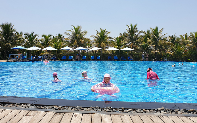 두엔하 리조트 수영장에서 물놀이에 빠진 아이들 사진